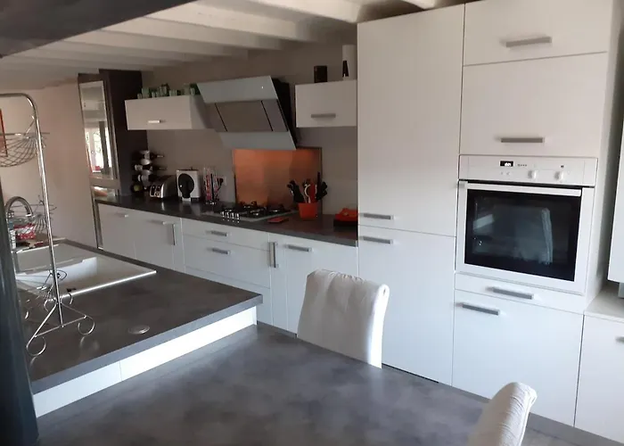 Isabelle's Charming Roof! * Beaune (Cote d'Or)